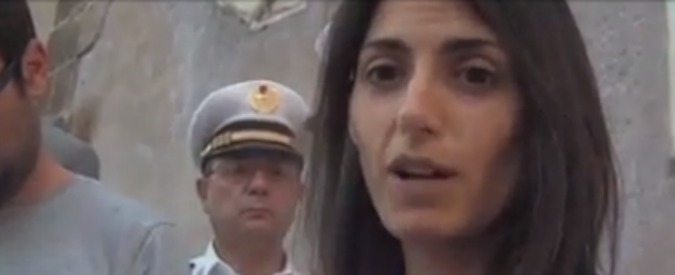 Copertina di Roma, Raggi: “Maxi-stipendi e nomine? Ricostruzioni fantasiose, non ci sono mal di pancia della base”