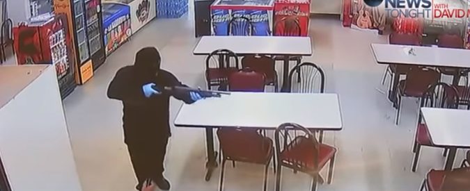 Copertina di Terrore a Houston: rapinatori entrano nel supermakert e aprono il fuoco