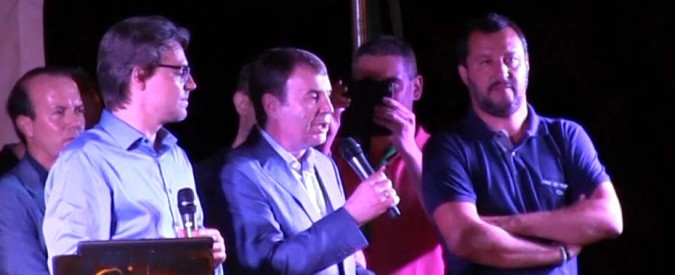 Copertina di Lega, Salvini sul palco di Arcore con gli uomini di Putin: “Meglio lui di Obama e Clinton”