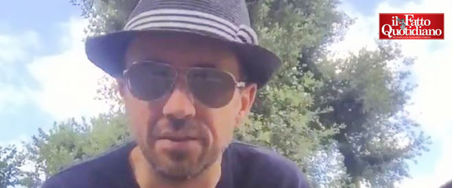 Copertina di Webeti, come difendersi? Scanzi: “Ci vuole un fisico bestiale, oltre all’autoironia”