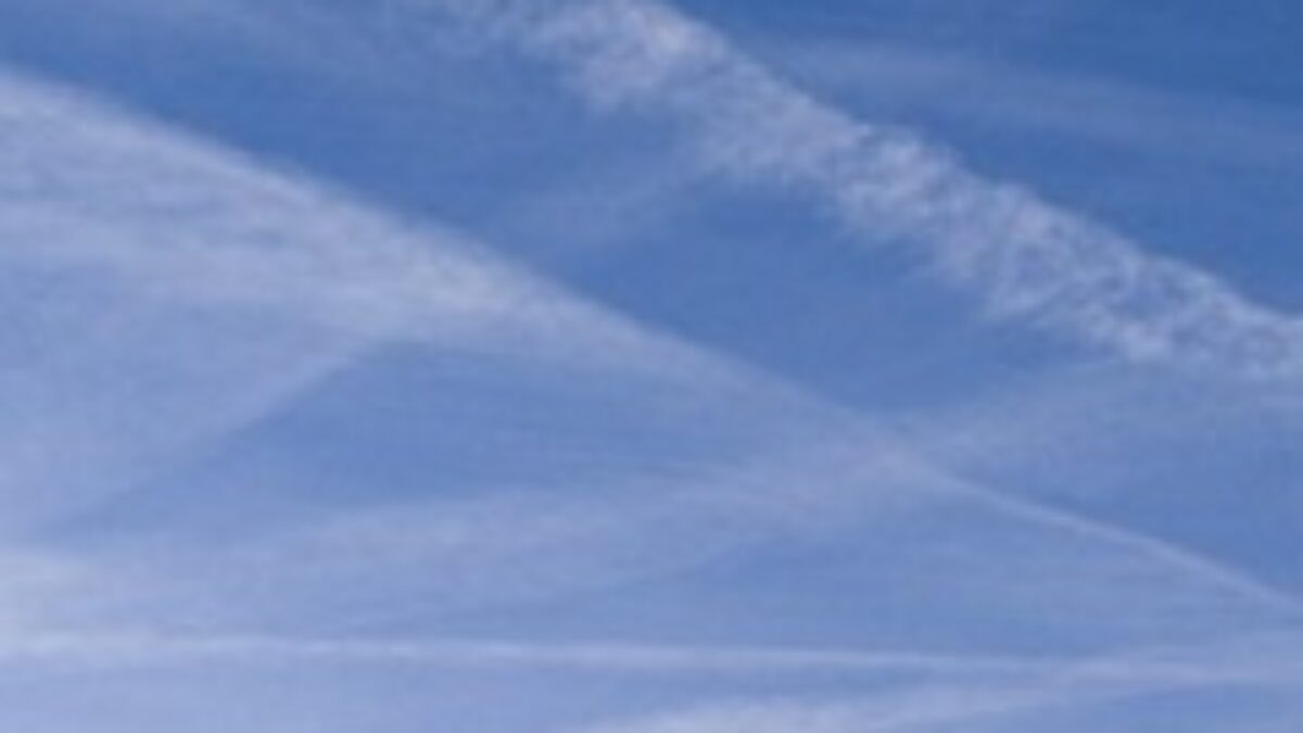 “Le scie chimiche aumentano il riscaldamento climatico, pronti a combatterle con l’intelligenza artificiale”: Google lancia l’Operazione Blue Skies e riaccende le teorie del complotto