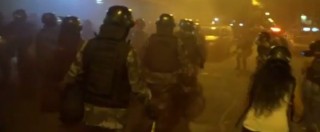 Copertina di Olimpiadi 2016, incidenti vicino al Maracanà: black bloc attaccano polizia. Un ferito e un arresto (VIDEO)