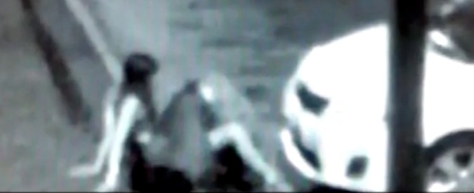 Copertina di Sesso spinto davanti al comando dei carabinieri, le telecamere riprendono tutto. Il video