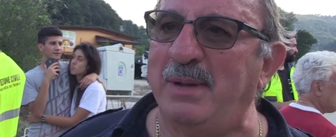 Copertina di Terremoto, di notte fa già freddo. Il sindaco: “Via da qui entro due settimane”