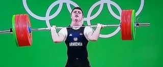 Copertina di Horror olimpico a Rio, il braccio del sollevatore armeno cede sotto il peso del bilanciere – VIDEO