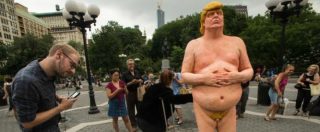 Copertina di Usa, “The emperor has no balls”: spuntano statue di Trump nudo in varie città. Ed è selfie-mania