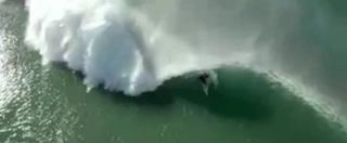 Copertina di Portogallo, drone riprende il surfista Boonman mentre cavalca un’onda che sembra non finire mai