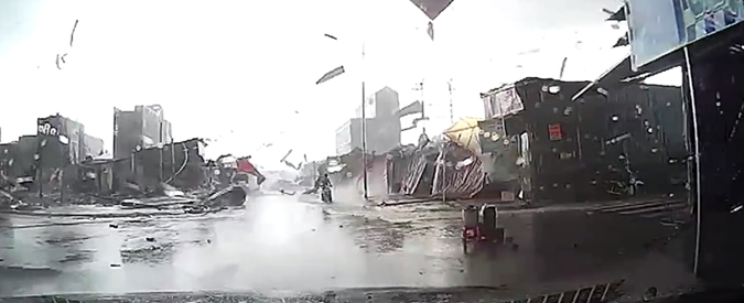 Copertina di Tromba d’aria su un strada in Vietnam: il video choc dell’automobilista