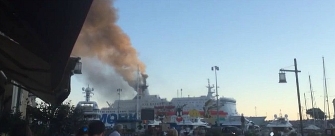 Copertina di Nizza, paura a bordo del traghetto Moby Lines. Fiamme in sala macchine: un marinaio ferito