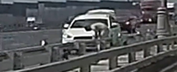 Copertina di Russia, si ferma in autostrada per controllare il motore e viene travolto da un’auto. L’orrore in diretta