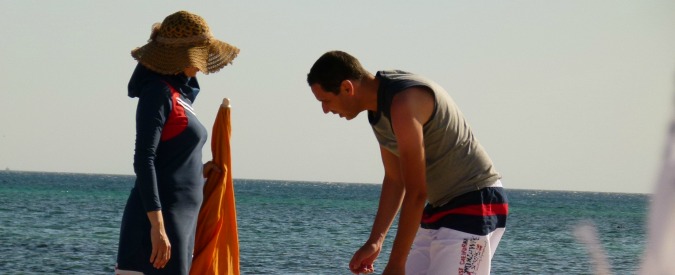 Copertina di Burkini, il dibattito sul velo visto da una spiaggia della Tunisia