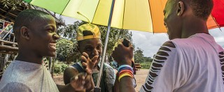 Copertina di Uganda, blitz della polizia durante serata gay in un club di Kampala. Attivisti Lgbt annullano il Pride: “Abbiamo paura”