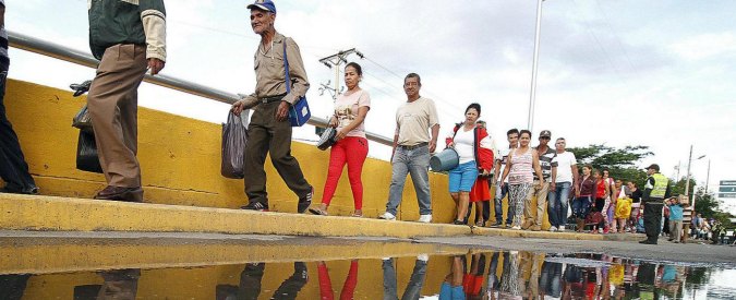 Copertina di Venezuela, italiani travolti dalla crisi: “Prezzi insostenibili e botte per il cibo”. L’imprenditore: “Ho rinunciato al pranzo”