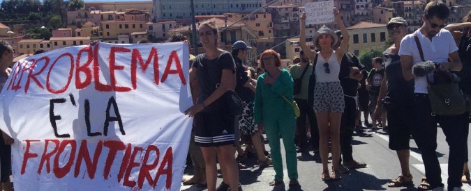 Copertina di Ventimiglia, No Borders annullano corteo dopo scontri in cui è morto un agente: “Non vogliamo cadere in trappola” (FOTO-VIDEO)