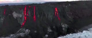 Copertina di Alle Hawaii la lava si tuffa in mare: lo spettacolo mozzafiato dell’eruzione del vulcano Kilauea