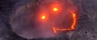 Copertina di Hawaii, lo spettacolo del vulcano che erutta: la lava forma uno smile