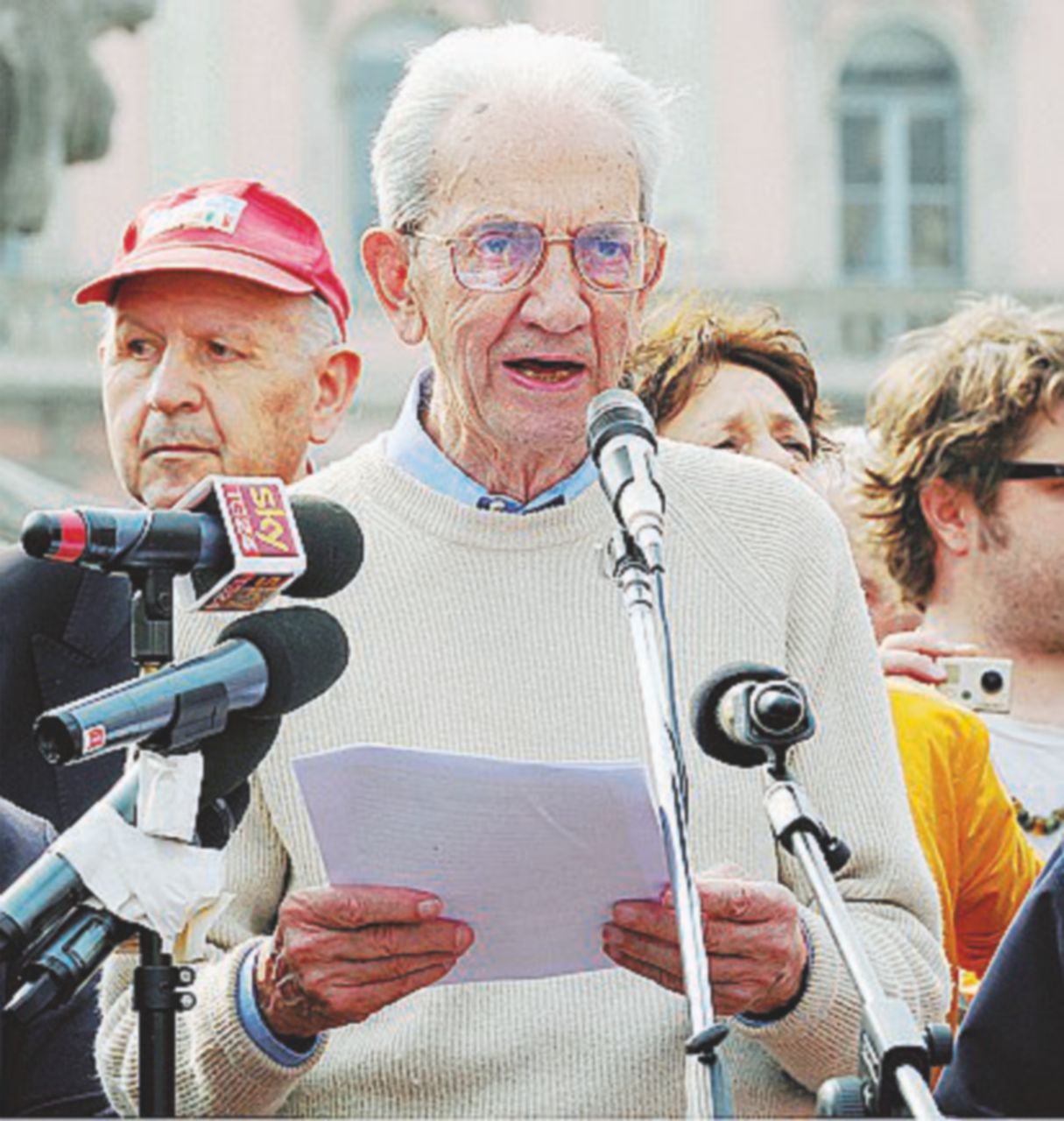 Copertina di Il Pd licenzia l’Anpi: niente festa a chi dice No
