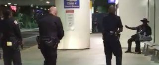 Copertina di Los Angeles, uomo mascherato in aeroporto. La polizia cattura Zorro