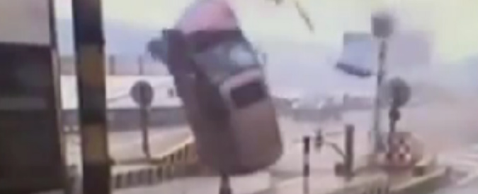 Copertina di Spettacolare incidente al casello autostradale in Cina: la macchina vola in aria