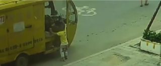 Copertina di Cina, baby birba mette in moto il camioncino e parte: fortuna, solo un grosso pianto dopo l’incidente