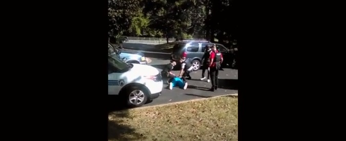 Copertina di Charlotte, polizia uccide Keith Scott. Il video girato dalla moglie che implora: “Non sparate, non è armato”