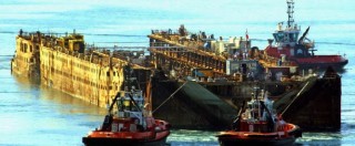 Copertina di Costa Concordia, l’ultimo viaggio prima della demolizione. “Percorso breve e manovra lenta” – FOTO