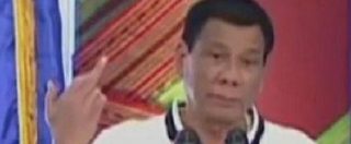 Copertina di Filippine, presidente Duterte fa il dito medio all’Unione europea: “Fuck you, massa di ipocriti”