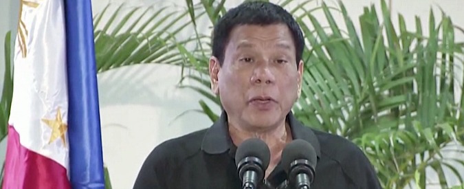 Copertina di E alla fine sente anche le voci. La rivelazione del presidente filippino Duterte, che promette: “Basta parolacce”