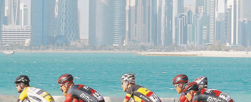 Il giro del Qatar - Il “gruppo” impegnato in una competizione nata nel 2002 - Ansa Questi petroldollari non possono comprare la storia del ciclismo