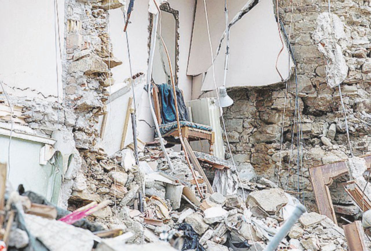 Copertina di Nuove scosse: giù il campanile, operai illesi