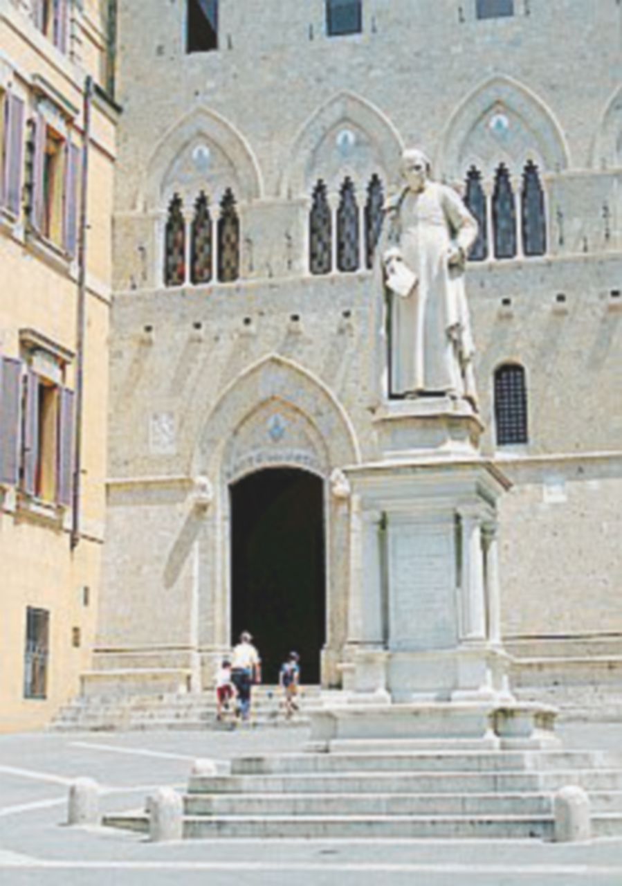 Mps stringe sul piano. La Borsa resta scettica