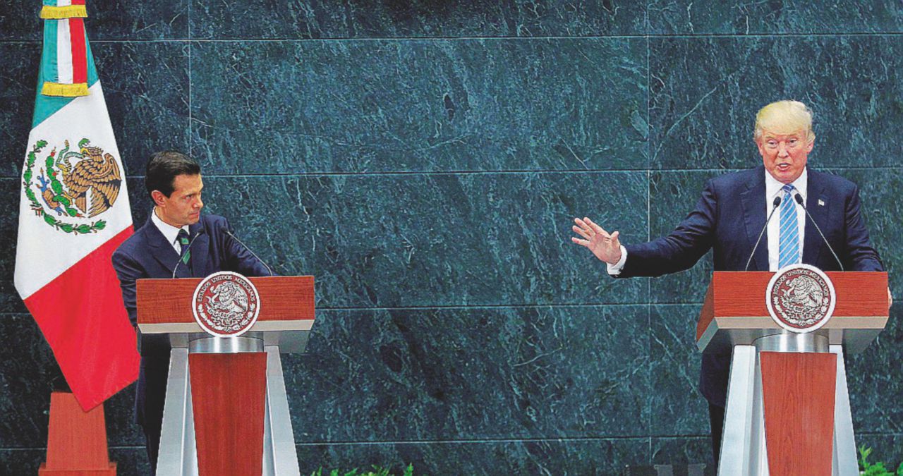 Elogi di comodo - Trump e Peña Nieto durante la conferenza stampa dopo l’incontro di Città del Messico - LaPresse Trump le spara grosse per restare in scena
