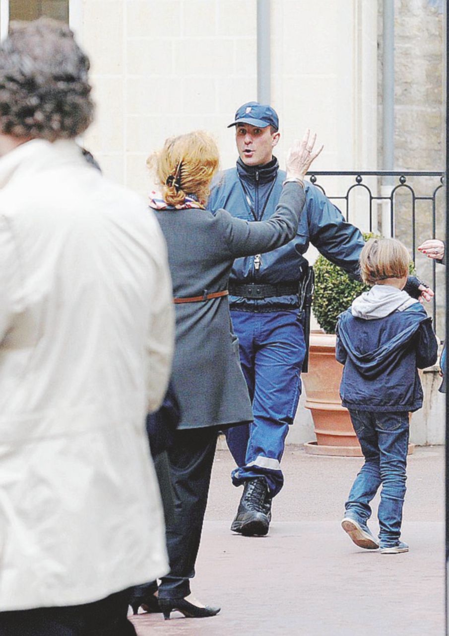 In allerta - Agente dinanzi a una scuola di Parigi - Ansa Il pulsante anti-jihad nelle scuole