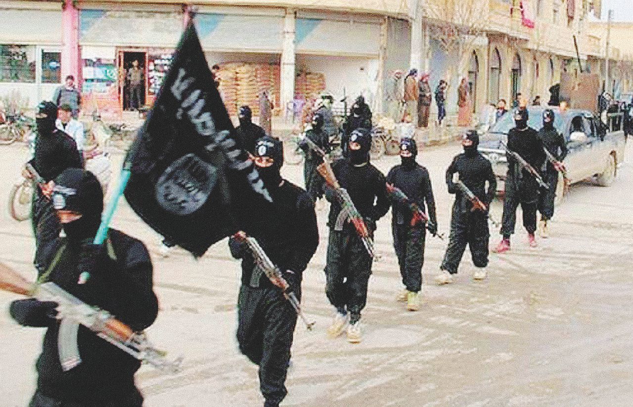 Proselitismo - Una sfilata di miliziani dello Stato islamico - LaPresse Viene dai Balcani le rete jihadista che recluta in Italia