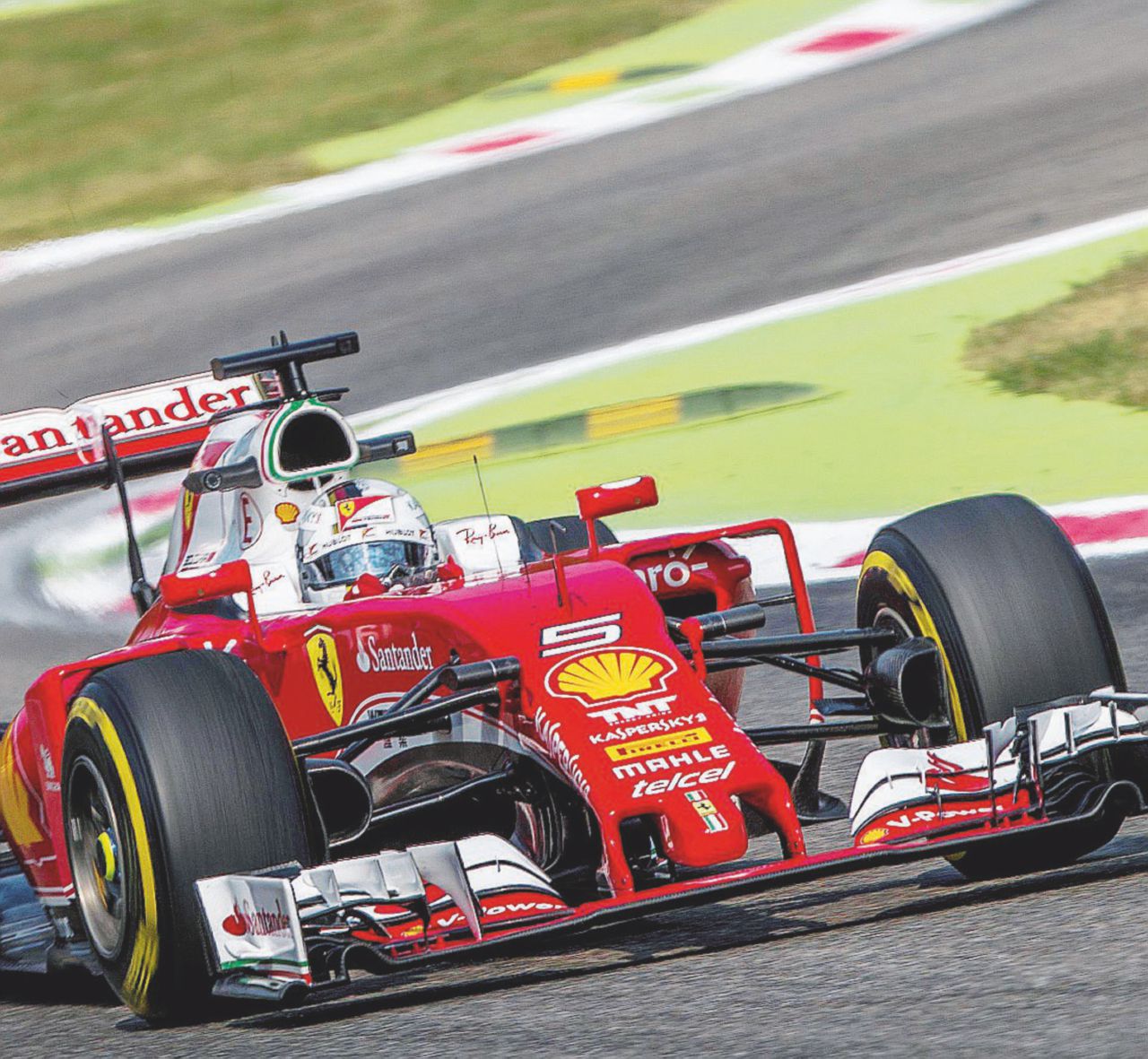 In pista - Una monovolume Ferrari sul circuito di Monza. Domani si disputa il Gran Premio d’Italia - Ansa Renzi salva il Gp di Monza e fa felice l’amico Marchionne