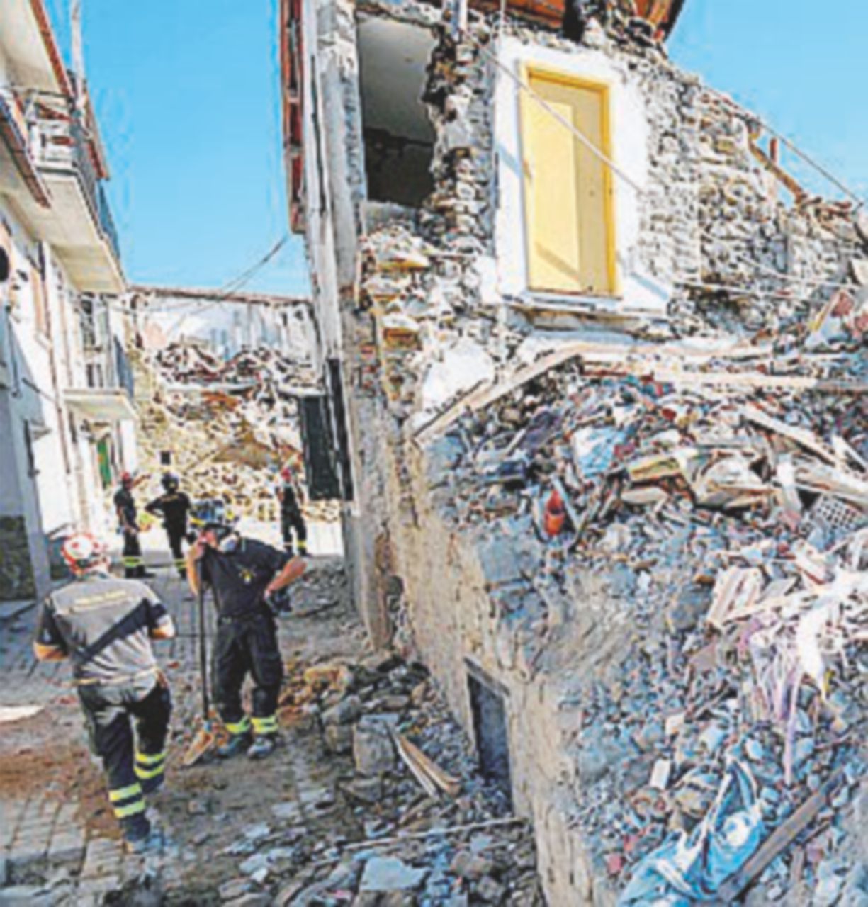 - Lavori su uno dei ponti distrutti dal sisma - Ansa - Crolli sospetti, sigilli a tutti gli edifici. I pm: tra un mese si potrà ricostruire