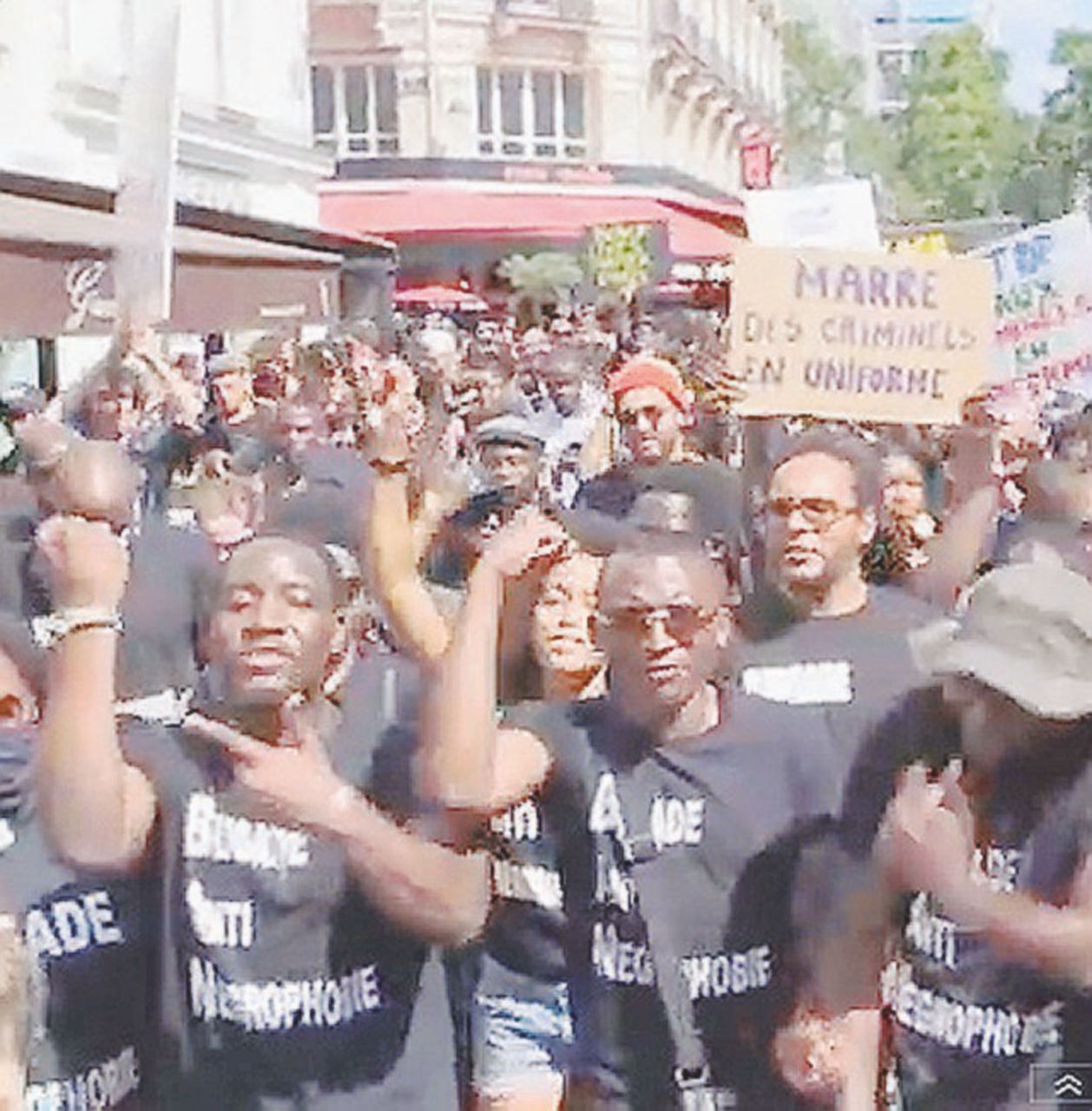 Rabbia nelle strade - Il corteo di protesta a Parigi per chiedere verità sulla morte di Adama Traoré Black Lives Matter protesta anche sotto la torre Eiffel
