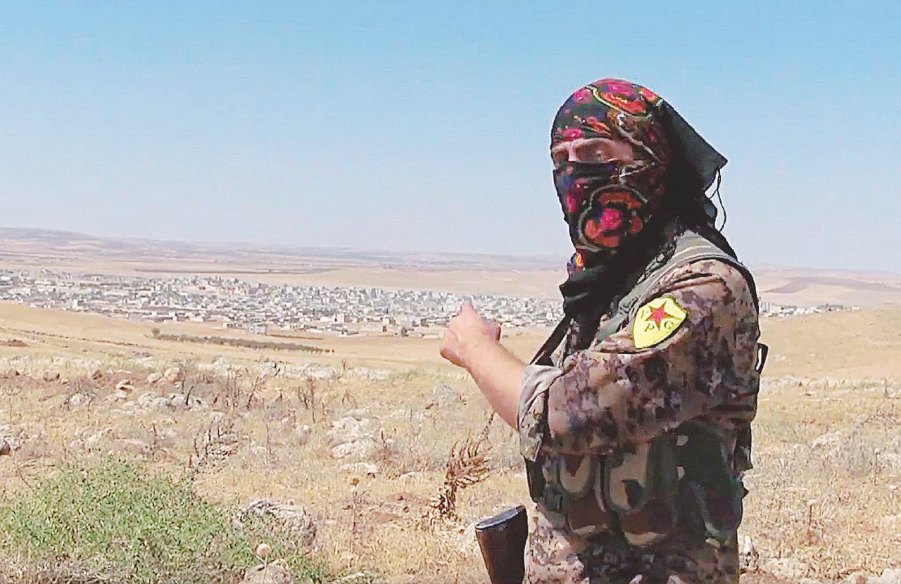 Il messaggio - Davide Grasso, militante antagonista torinese, ex ricercatore, nel video realizzato in Siria e diffuso da Infoaut.org Il “guerrigliero” torinese anti-Isis sfida Renzi dalla Siria: “Rompa con Ankara”