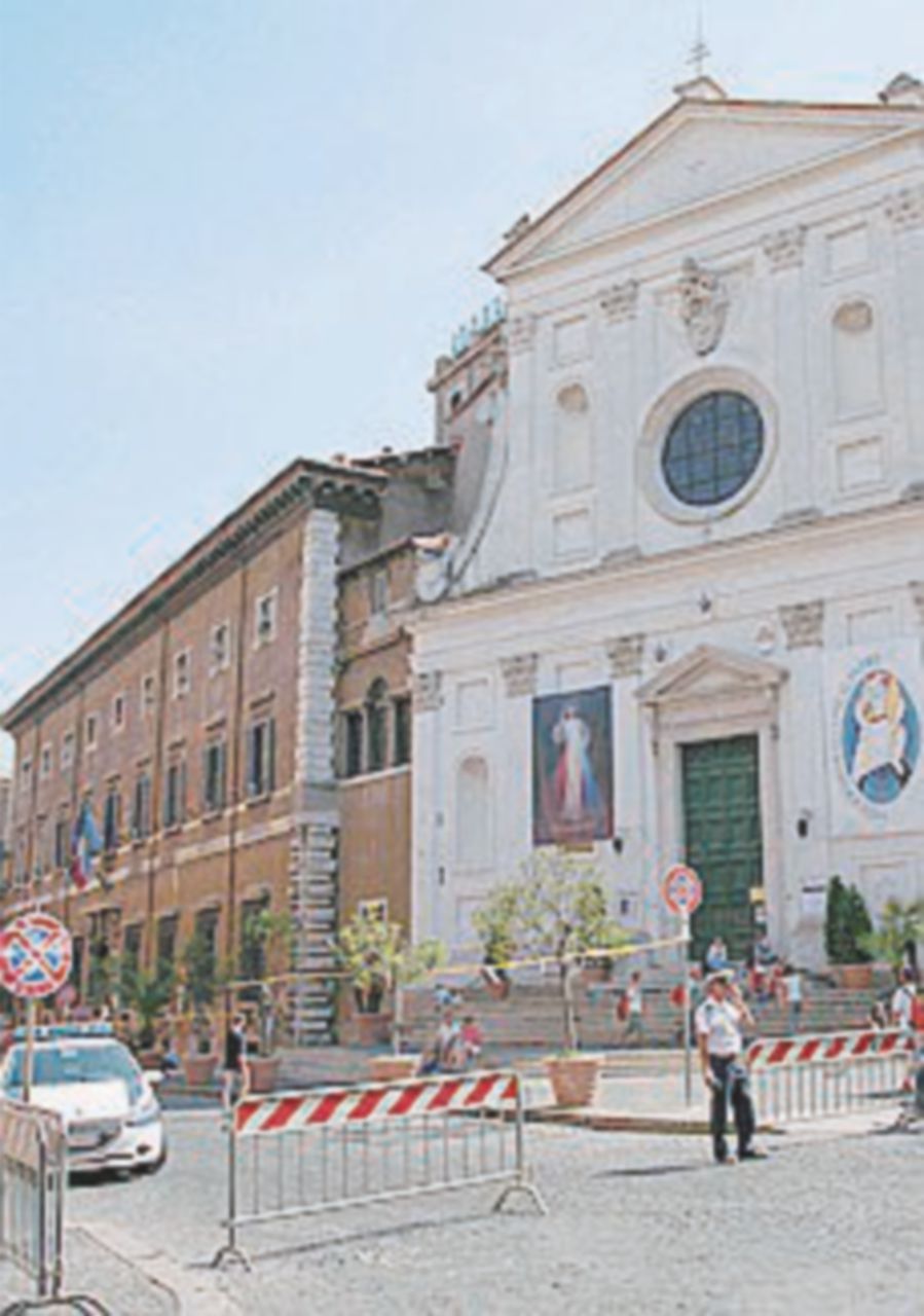 Voragine a San Pietro. Sprofonda un’edicola, problemi al traffico Voragine a San Pietro. Sprofonda un’edicola, problemi al traffico
