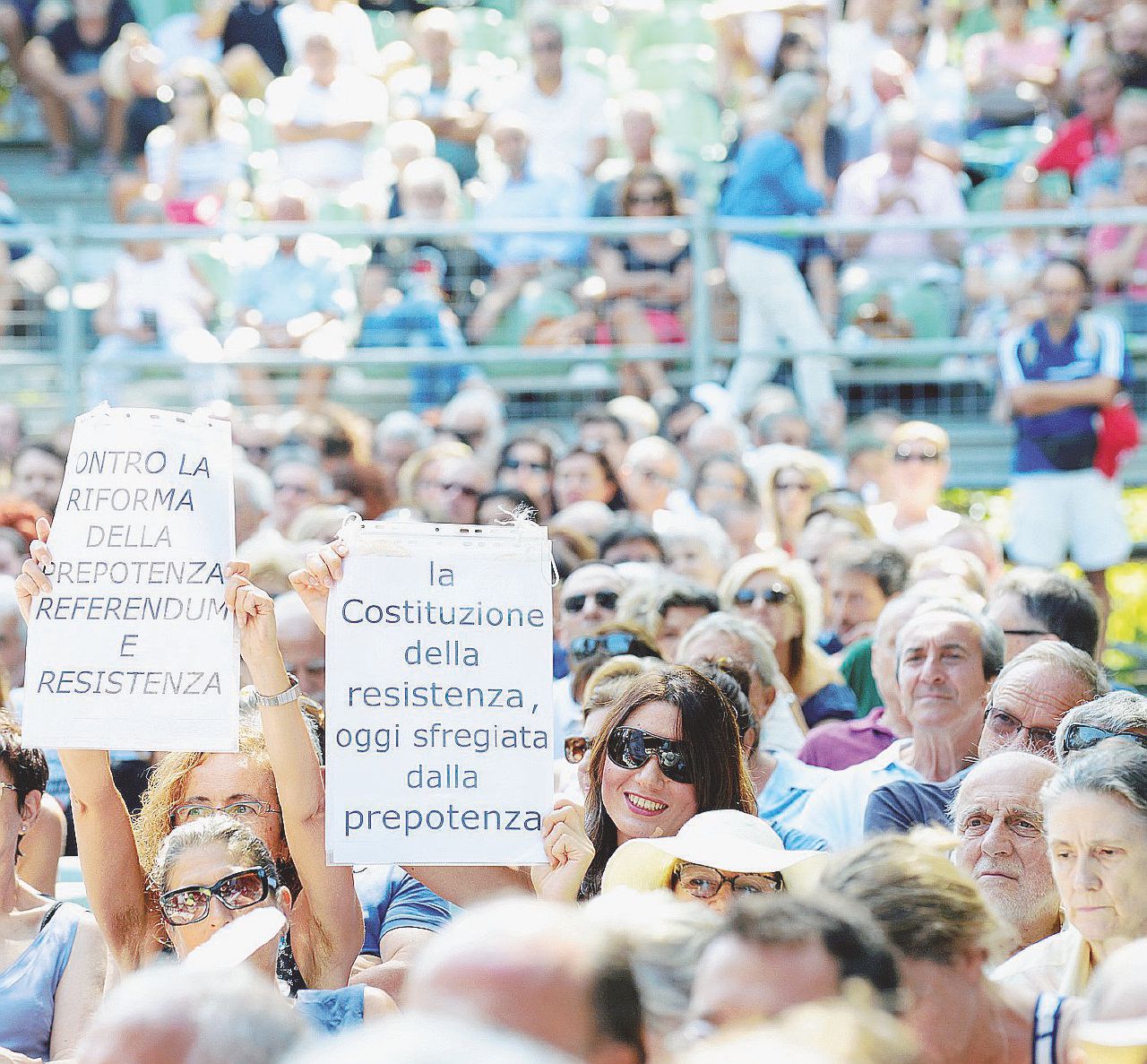 Spettatori non passivi - Doppia resistenza: al bel sole dei primi di settembre e alla riforma costituzionale Referendum, bufale, leggi e libri: scatti dalla Festa del Fatto