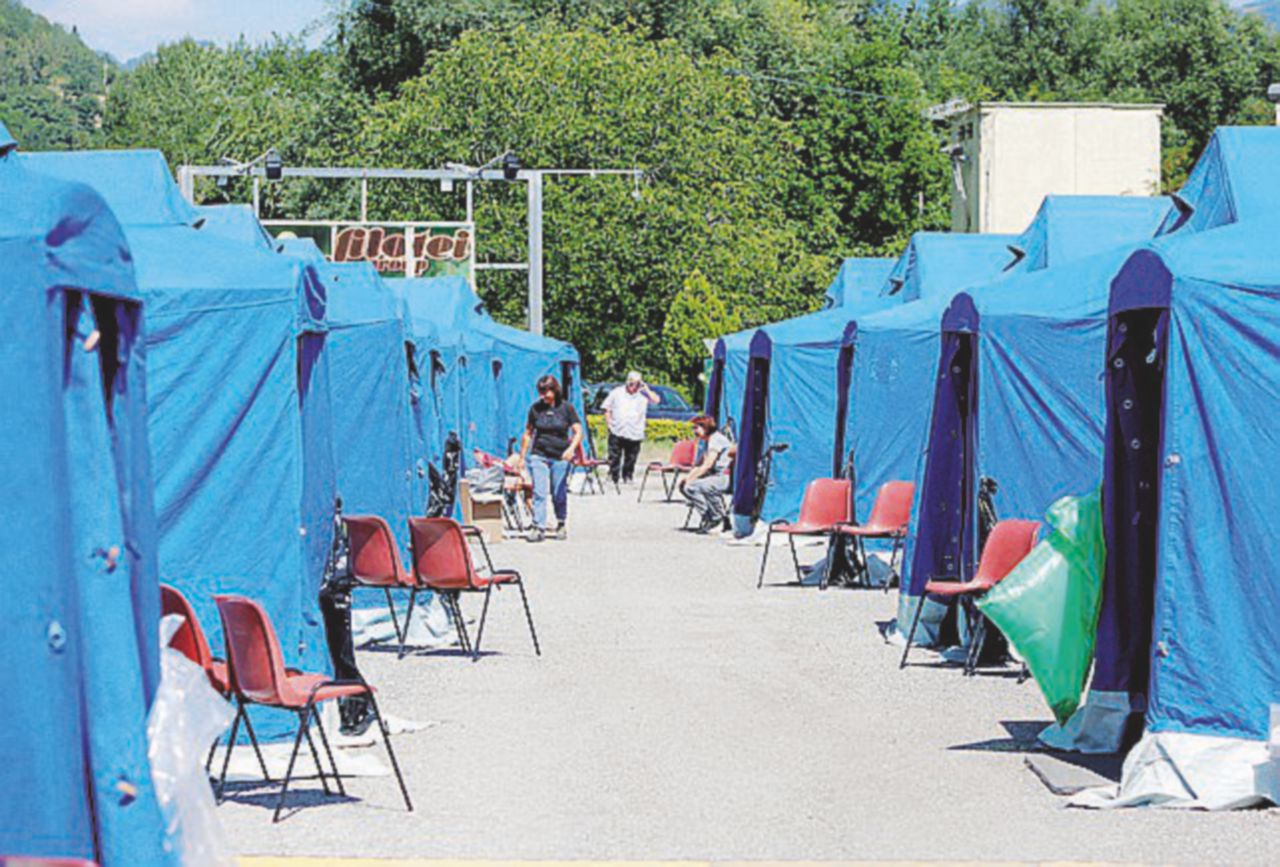 Il campo - Spazio per 250 persone - LaPresse In tenda con la paura: del sisma, del gelo e di essere dimenticati