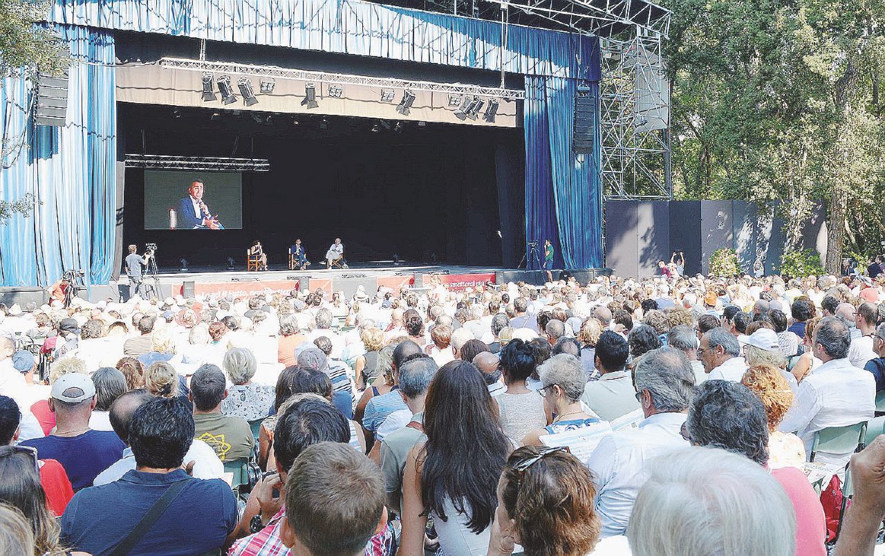 Il leader a 5 Stelle - Luigi Di Maio sul palco della festa del “Fatto” alla Versiliana (Lucca), intervistato da Paola Zanza e Peter Gomez - Sintesi Visiva “La Raggi resisterà, e non sarà il caso Muraro a fermarci”