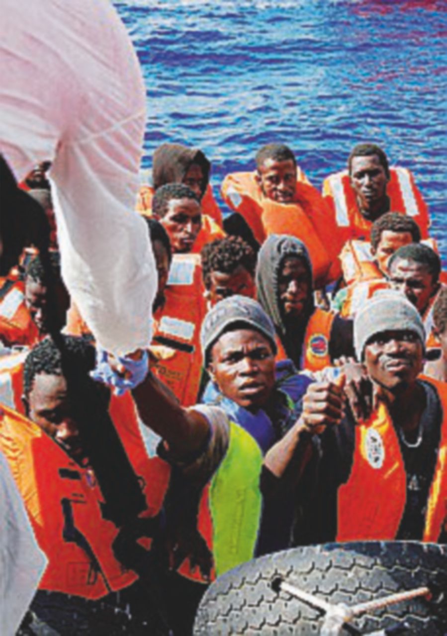 Migranti, altri morti in mare: 2700 soccorsi della Guardia costiera Migranti, altri morti in mare: 2700 soccorsi della Guardia costiera