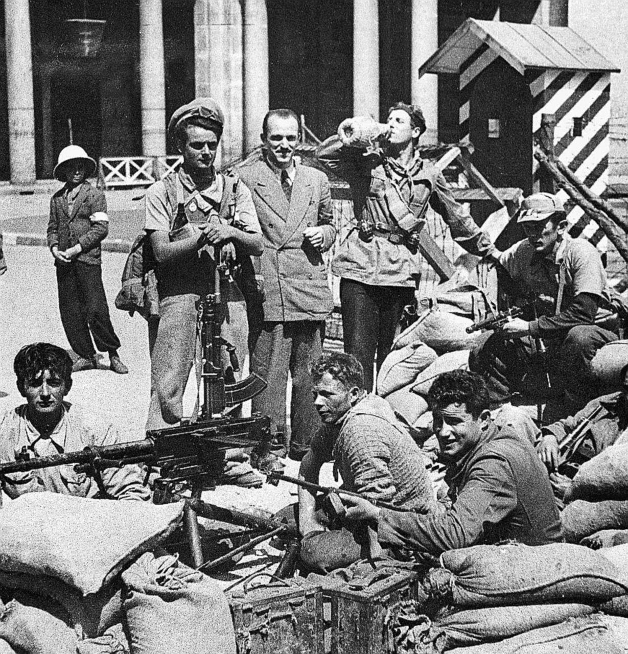 Era il 1945 - Un posto di blocco dei partigiani a Torino - LaPresse “Brodo di rape e tanto freddo: io, preso dai tedeschi nel ’43”