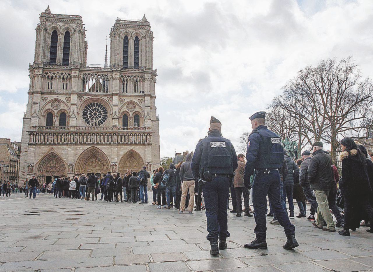 “Avvertimento” a Notre-Dame? “Avvertimento” a Notre-Dame?