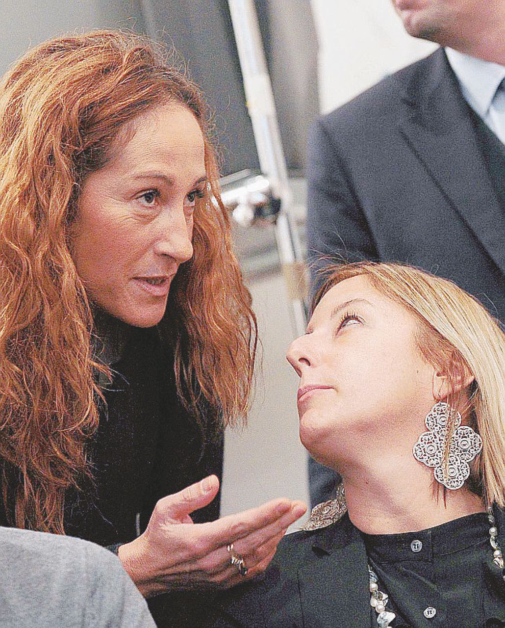 Le donne - Paola Taverna e Roberta Lombardi, che ha lasciato il minidirettorio in polemica con la Raggi - LaPresse Liti e sms, Taverna e gli altri sotto accusa: “Non era questo che voleva Casaleggio”