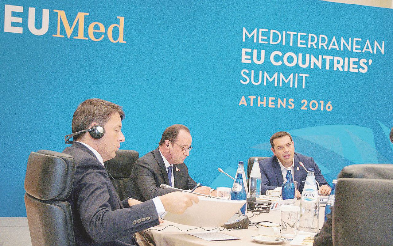 Il mini-vertice - Matteo Renzi, Alexis Tsipras e Francois Hollande - Ansa Atene, Renzi al vertice “poco intelligente”