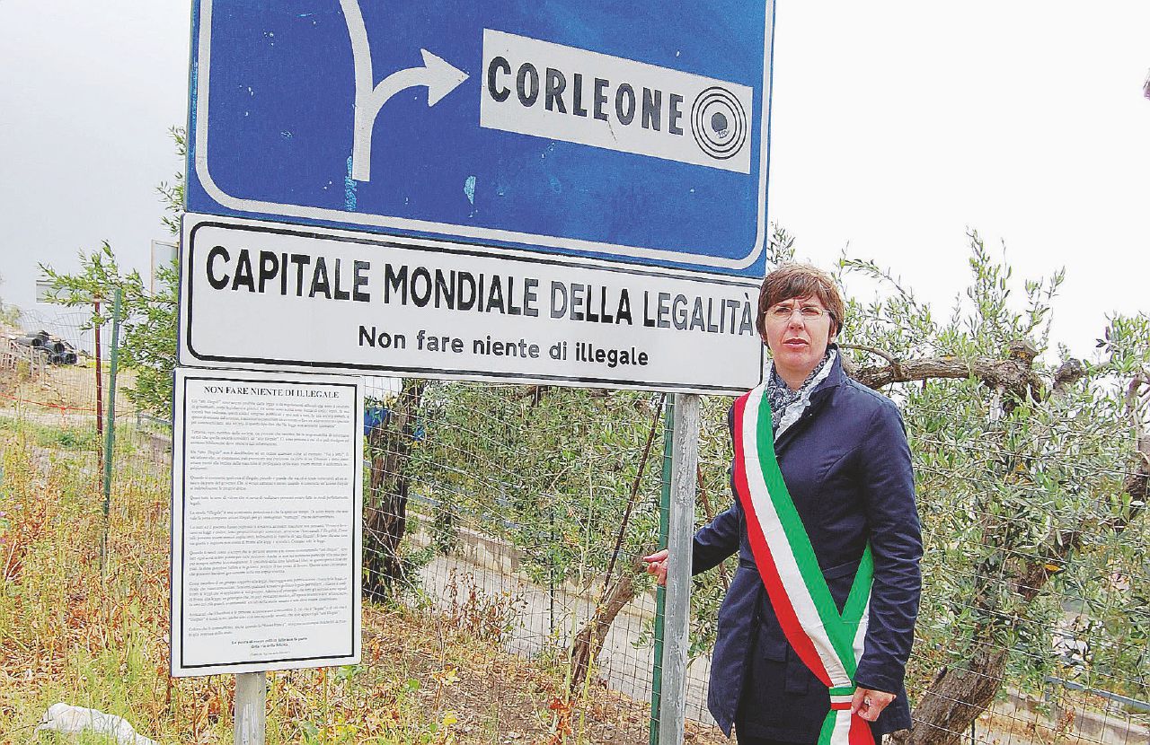 Paradossi siculi - L’ultima sindaca di Corleone, Leoluchina Savona detta Lea. Oggi il Comune è commissariato per mafia - Ansa Corleone aveva abolito le tasse comunali per i mafiosi e i loro amici in municipio
