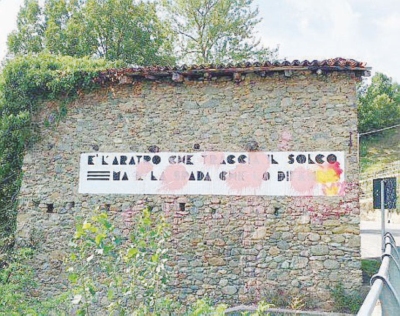 Roccavignale - La scritta fascista Vernice sulla scritta fascista restaurata dal sindaco di sinistra Imbrattato busto del partigiano
