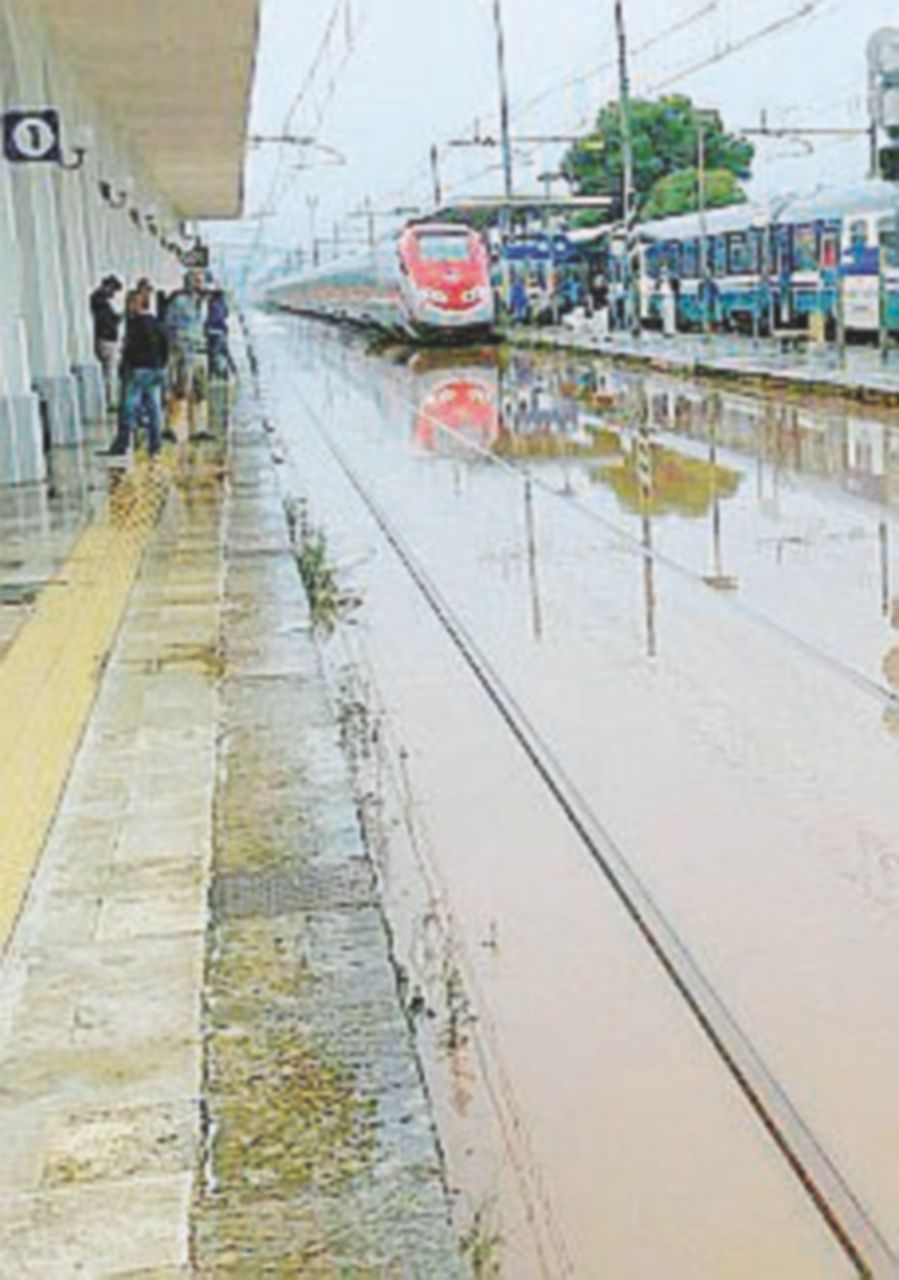 È allarme maltempo in tutto il Meridione, a Roma due fulminati È allarme maltempo in tutto il Meridione, a Roma due fulminati